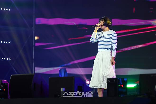 30일 광주 김대중컨벤션센터에서 KIA V12 타이거즈 페스타가 성황리에 열렸다. 김도영이 뉴진스 하니로 분해 푸른 산호초를 부르고 있다. 사진 | KIA 타이거즈