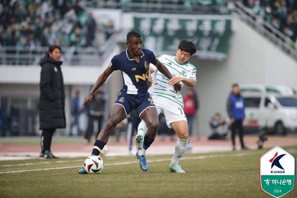 1일 오후 서울 목동종합운동장에서 열린 하나은행 K리그 2024 승강 플레이오프 1차전 경기 모습. 사진┃한국프로축구연맹