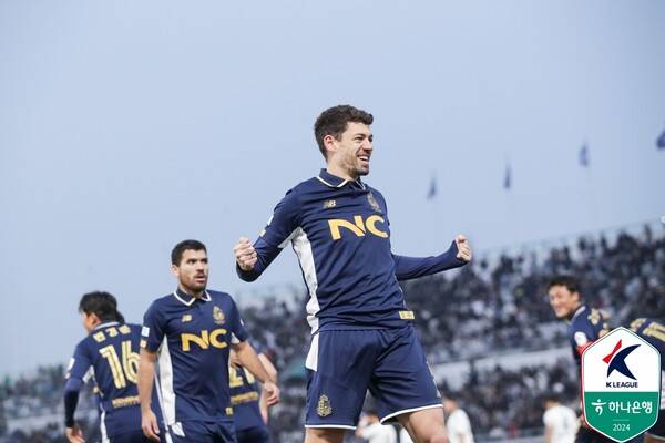 1일 오후 서울 목동종합운동장에서 열린 하나은행 K리그 2024 승강 플레이오프 1차전 경기 모습. 사진┃한국프로축구연맹