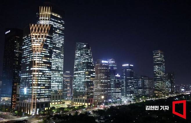 사진은 기사의 특정 내용과 관련 없음. 늦은 밤 여의도 증권가에 환하게 불이 켜져 있다.