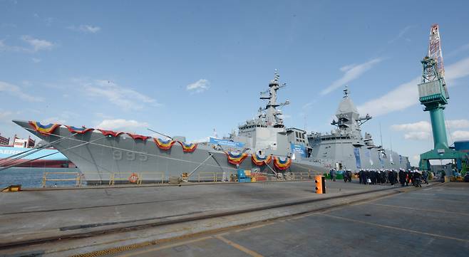 지난달 27일 HD현대중공업 울산 본사 특수선사업부 야드에서 8200t급 ‘정조대왕함’ 인도식이 열리고 있다. /뉴시스