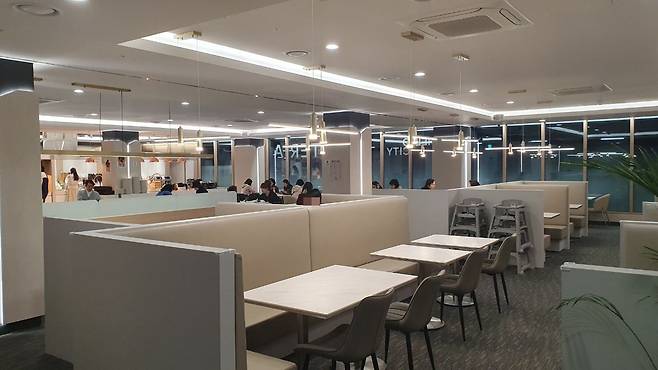 서울 송파구 가락동 헬리오시티 아파트 단지 내의 카페테리아에서 주민들이 점심 식사를 하고 있다. /유병훈 기자