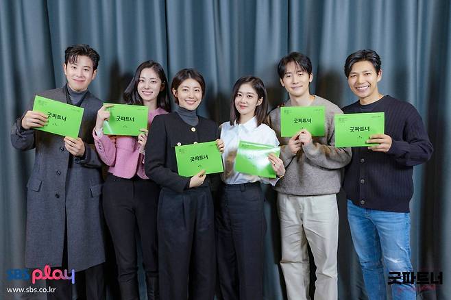 웹툰 ‘메리지 레드’를 원작으로 만들어진 드라마 ‘굿파트너’의 출연 배우들. 드라마 작법 교육도 받아본 적 없지만 그는 제작사와 계약도 하지 않은 상태로 2~3년을 습작했고, 6년 만에 16부작 드라마를 써낸다. SBS 제공