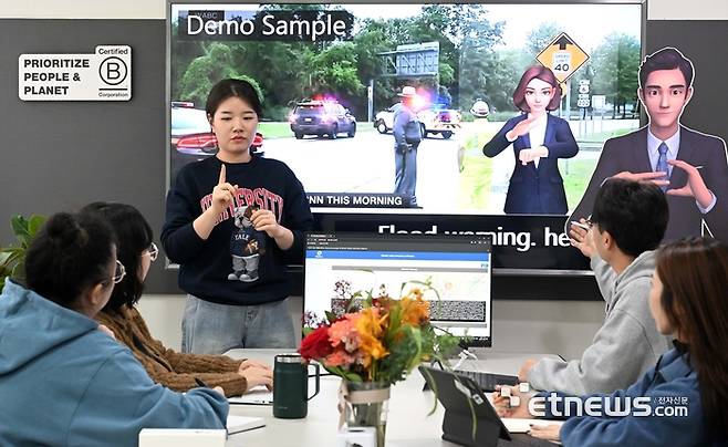수어 솔루션 기업 이큐포올이 미국 방송 그룹사 싱클레어 미디어그룹과 미국 내 재난 상황시 수어방송 송출을 위한 업무협약을 체결했다. 주말 서울 강남구 이큐포올에서 직원들이 청각장애인 직원들과 함께 인공지능(AI) 탑재 미국향 재난방송 수어접근성 솔루션 점검회의를 하고 있다. 김민수기자 mskim@etnews.com