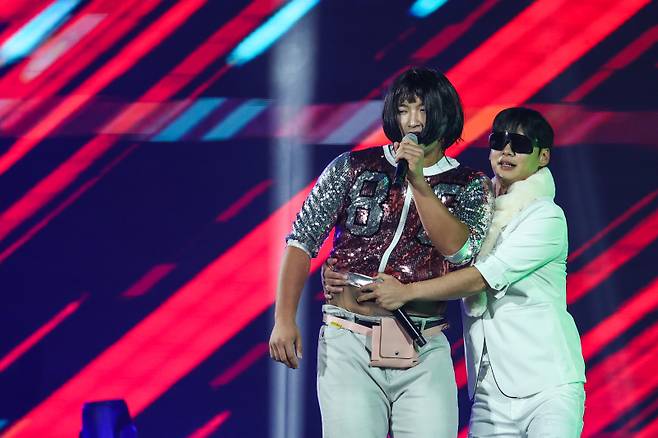 '미녀와 외야수'라는 이름으로 참가해 공연을 펼친 변우혁(왼쪽)과 박정우. KIA 타이거즈