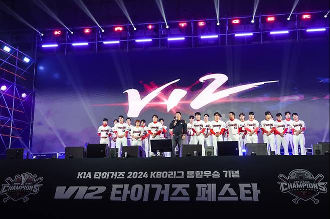 지난달 30일 광주 김대중컨벤션센터에서 열린 V12 타이거즈 페스타에 참석한 이범호 감독과 KIA 선수들. KIA 타이거즈