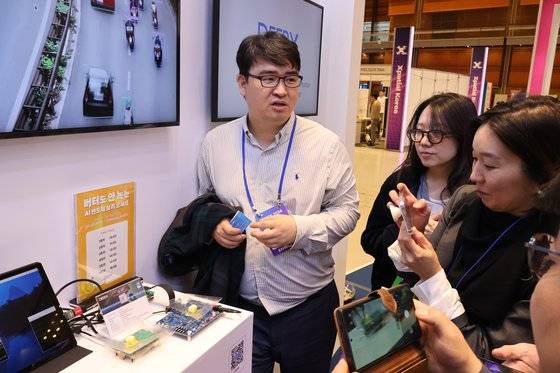 딥엑스 김녹원 대표가 지난 10월 서울 강남구 코엑스에서 열린 반도체대전2024 전시회에서 부스 방문객들에게 자사 반도체 성능을 시연하고 있다. 사진 딥엑스