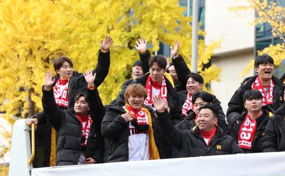 30일 우승 축하 퍼레이드에 나선 KIA 타이거즈 선수단.