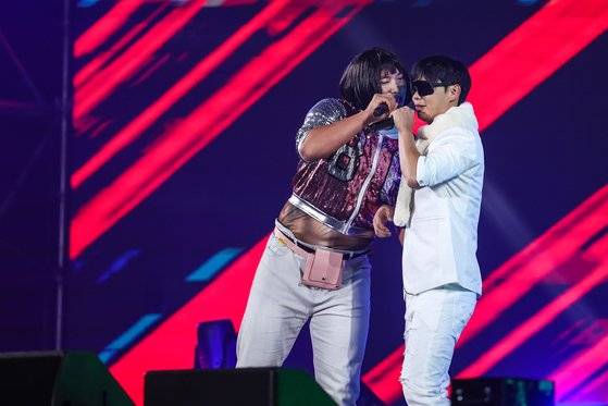 30일 김대중체육관에서 열린 V12 타이거즈 페스타에서 '내 귀의 캔디'를 불러 1등을 차지한 변우혁(왼쪽)과 박정우. 사진 KIA 타이거즈