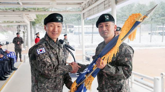 ▲ 육군 3사단 제54대 사단장 취임식이 29일 사단 연병장에서 열려 정재열 소장이 사단장으로 취임했다. 정재열 사단장(오른쪽)이 김성민 5군단장으로부터 부대기를 이양받고 있다.