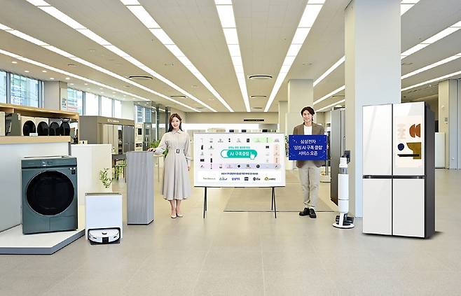 삼성전자가 1일부터 소비자가 월 구독료를 내고 일정 기간 가전제품을 사용할 수 있는 ‘삼성 AI 구독클럽’ 서비스를 시작했다. 삼성전자 모델들이 서울 삼성스토어 서초에서 AI 구독클럽을 소개하고 있다. [사진 제공=삼성전자]