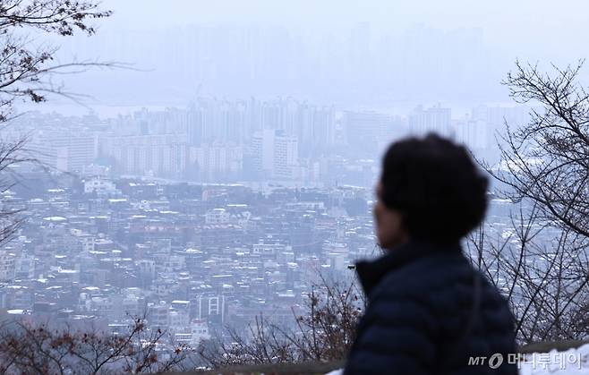 (서울=뉴스1) 구윤성 기자 = 정부의 대출규제 여파로 매수심리가 얼어붙으면서 서울 아파트 거래가 3개월 연속 감소했다.  사진은 1일 서울의 아파트 단지. 2024.12.1/뉴스1  Copyright (C) 뉴스1. All rights reserved. 무단 전재 및 재배포,  AI학습 이용 금지.