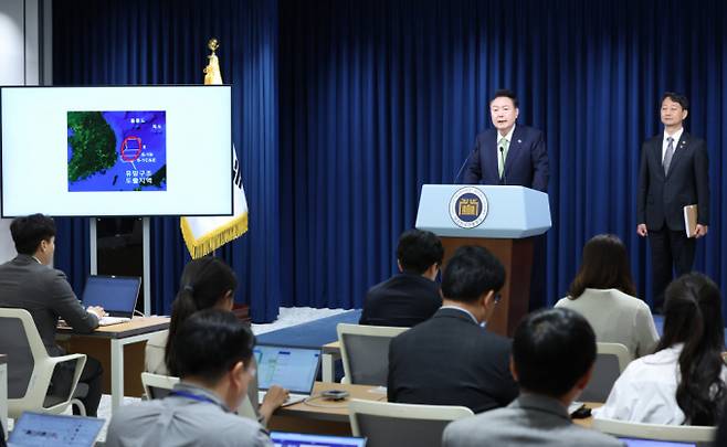 대통령실이 국회의 정부 내년도 예산안 심의에서 동해 석유·가스전 개발을 위한 '대왕고래프로젝트' 관련 예산이 삭감된 데 대해 "야당은 석유와 가스가 나와서 나라가 부강해지는 것을 바라지 않는 건지 묻고 싶다"고 밝혔다. 윤석열 대통령이 용산 대통령실 청사에서 열린 첫 국정브리핑에서 "포항 영일만 앞바다에서 막대한 양의 석유와 가스가 매장돼 있을 가능성이 높다는 물리탐사 결과가 나왔다"고 발표하고 있다. /사진=뉴스1