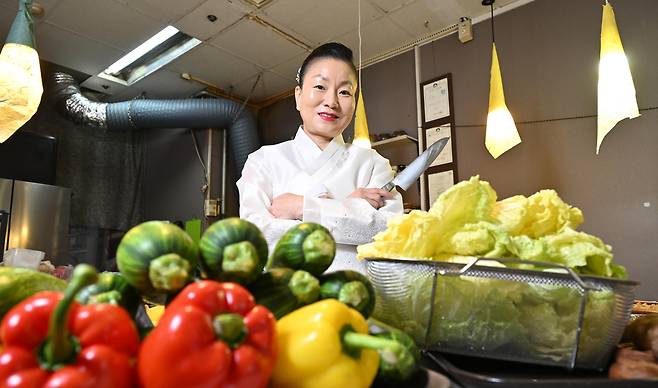 김미령 셰프가 14일 오후 서울 도봉구 즐거운술상에서 헤럴드경제와 인터뷰에 앞서 포즈를 취하고 있다. 임세준 기자