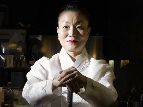 김미령 셰프가 14일 오후 서울 도봉구 즐거운술상에서 헤럴드경제와 인터뷰에 앞서 포즈를 취하고 있다. 임세준 기자