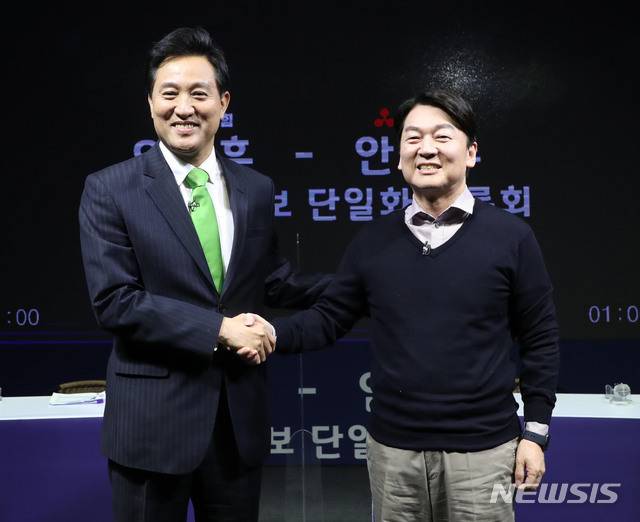 [서울=뉴시스]국회사진기자단 = 오세훈 국민의힘 서울시장 후보와 안철수 국민의당 서울시장 후보가 16일 오후 서울 영등포 더플러스 스튜디오에서 채널A 주관으로 열린 후보 단일화 TV토론회에 앞서 포토타임을 갖고 있다. 2021.03.16. photo@newsis.com