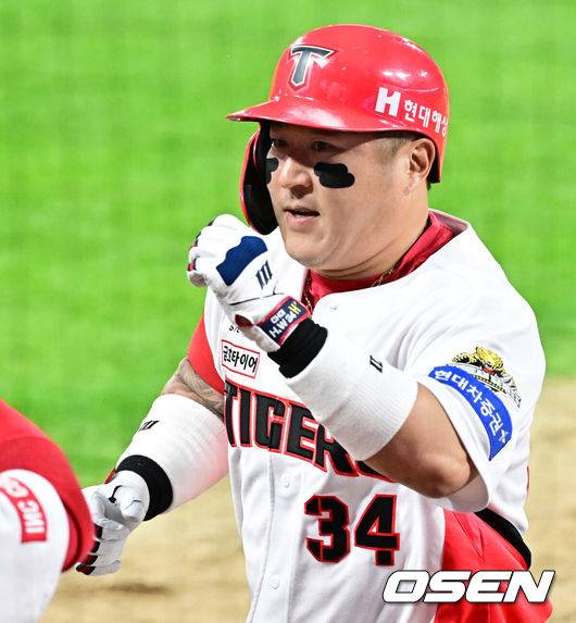 [OSEN=광주, 지형준 기자] 28일 광주 기아챔피언스필드에서 2024 신한 SOL뱅크 KBO 한국시리즈 5차전 KIA 타이거즈와 삼성 라이온즈의 경기가 열렸다.KIA는 양현종, 삼성은 이승현을 선발 투수로 내세웠다.5회말 무사에서 KIA 최형우가 우월 솔로포를 날리며 기뻐하고 있다. 2024.10.28 / jpnews@osen.co.kr