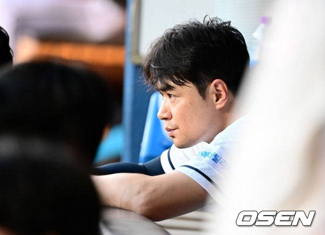 [OSEN=잠실, 지형준 기자] 24일 오후 서울 잠실야구장에서&nbsp;2024 신한 SOL Bank KBO리그 두산 베어스와 키움 히어로즈의 경기가 열렸다.이날 두산은 우완 곽빈, 키움은 우완 하영민을 각각 선발로 내세웠다.1회말 두산 김재환이 경기를 지켜보고 있다. 2024.07.24 /