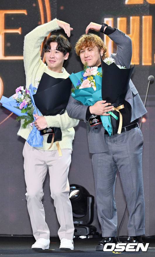 [OSEN=민경훈 기자] 1일 오전 서울 그랜드 하얏트 호텔에서 KBO리그 포지션별 최고의 수비수를 선정하는 '2024 컴투스프로야구 리얼글러브 어워드’가 열렸다.선수협에 따르면 리얼글러브 어워드는 미국 메이저리그(MLB)의 골드글러브 어워드처럼 수비만을 평가 기준으로 두고 수상자를 선정한다.베스트 키스톤 콤비 부문을 수상한 KIA 박찬호 김선빈 포토타임을 갖고 있다. 2024.12.01 / rumi@osen.co.kr