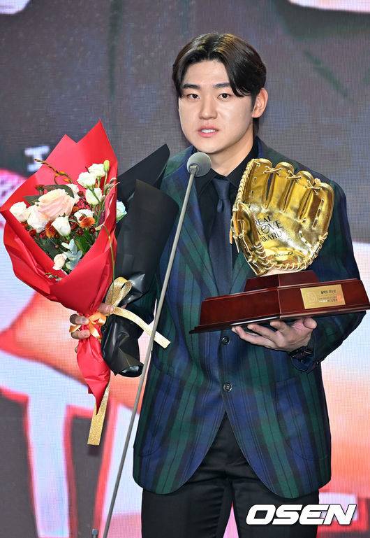 [OSEN=민경훈 기자] 1일 오전 서울 그랜드 하얏트 호텔에서 KBO리그 포지션별 최고의 수비수를 선정하는 '2024 컴투스프로야구 리얼글러브 어워드’가 열렸다.선수협에 따르면 리얼글러브 어워드는 미국 메이저리그(MLB)의 골드글러브 어워드처럼 수비만을 평가 기준으로 두고 수상자를 선정한다.올해의 선수상을 수상한 KIA 김도영이 소감을 말하고 있다. 2024.12.01 / rumi@osen.co.kr