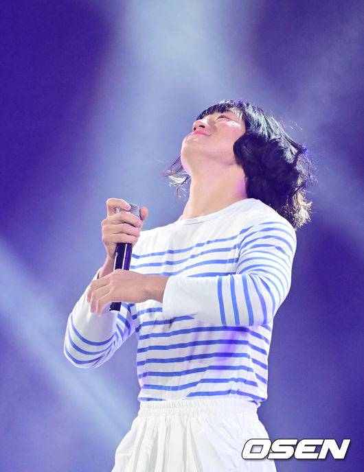 [OSEN=광주, 김성락 기자] 30일 오후 광주 서구 김대중컨벤션센터에서 프로야구 KIA 타이거즈의 한국시리즈 12번째 우승을 축하하는 V12행사가 열렸다. V12 행사에 앞서 KIA 타이거즈 선수단은 대형 오픈 버스에 올라 광주 금남로 5가부터 5·18민주광장까지 1.2㎞ 구간을 팬들의 환호 속에서 카퍼레이드도 펼쳤다.KIA 김도영이 이벤트 공연을 펼치고 있다. 2024.11.30 / ksl0919@osen.co.kr