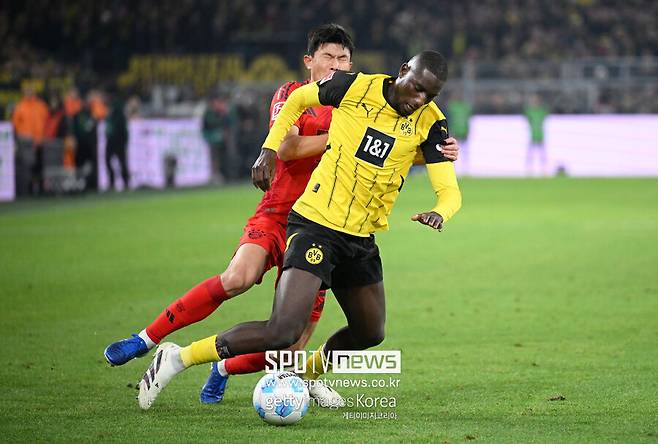 ▲ 김민재는 독일 도르트문트의 지그날 이두나 파크에서 열린 2024-25시즌 분데스리가 12라운드 도르트문트전에서 후반 80분까지 뮌헨의 수비를 책임지며 인상적인 활약을 펼쳤다. 뮌헨은 이 경기에서 1-1 무승부를 기록하며 리그 무패 행진을 이어갔다. 후반 80분 상대 선수와 볼 다툼 도중 팔꿈치에 얼굴을 맞아 눈썹 부위 출혈이 발생했다. 출혈로 인해 교체됐다. 경기 후 기자회견에서 김민재 컨디션에 대한 질문이 있었는데 “김민재는 눈썹 부위가 찢어져 몇 바늘 봉합했다. 하지만 김민재는 괴물 같은 선수다. 이런 부상은 그를 흔들지 못한다. 곧바로 출전 준비가 될 것”이라는 발표가 있었다