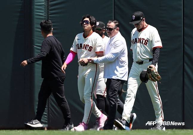 샌프란시스코 자이언츠 이정후(왼쪽 2번째)가 5월 13일 신시내티전에서 1회 초 수비 도중 어깨 통증을 느끼고 교체되고 있다. /AFPBBNews=뉴스1