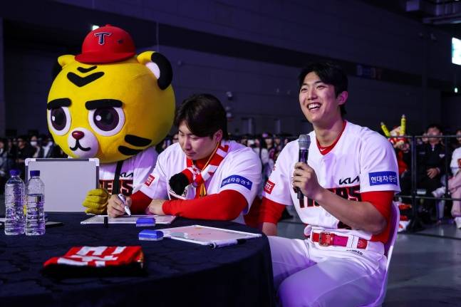 KIA 나성범(왼쪽)과 이의리가 30일 광주광역시 서구에 위치한 김대중컨벤션센터에서 열린 'V12 타이거즈 페스타'에서 T 카운트다운 심사위원으로 나섰다. /사진=KIA 타이거즈 제공