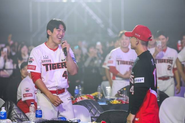 KIA 이의리(왼쪽)가 지난 11월 30일 광주광역시 서구에 위치한 김대중컨벤션센터에서 열린 'V12 타이거즈 페스타'에서 환하게 웃고 있다. /사진=KIA 타이거즈 제공