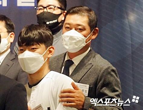 3년 전 한은회 시상식 때 이종범 코치와 함께 사진을 찍었던 김도영. 엑스포츠뉴스 DB