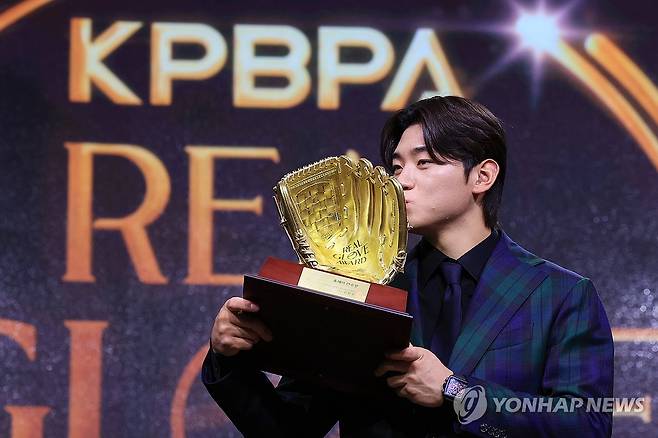 김도영, 리얼글러브 어워드서 올해의 선수상 수상 (서울=연합뉴스) 신현우 기자 = 1일 서울 용산구 그랜드 하얏트 호텔에서 한국프로야구선수협회가 연 2024 컴투스프로야구 리얼글러브 어워드에서 올해의 선수상을 수상한 KIA 김도영이 기념 촬영하고 있다. 2024.12.1 nowwego@yna.co.kr