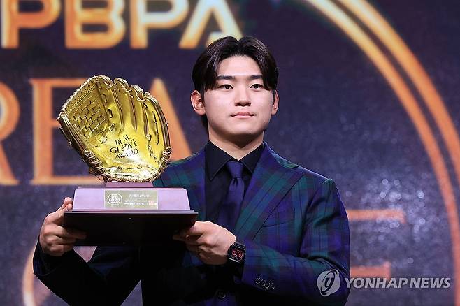 김도영, 리얼글러브 어워드서 올해의 선수상 수상 (서울=연합뉴스) 신현우 기자 = 1일 서울 용산구 그랜드 하얏트 호텔에서 한국프로야구선수협회가 연 2024 컴투스프로야구 리얼글러브 어워드에서 올해의 선수상을 수상한 KIA 김도영이 기념 촬영하고 있다. 2024.12.1 nowwego@yna.co.kr
