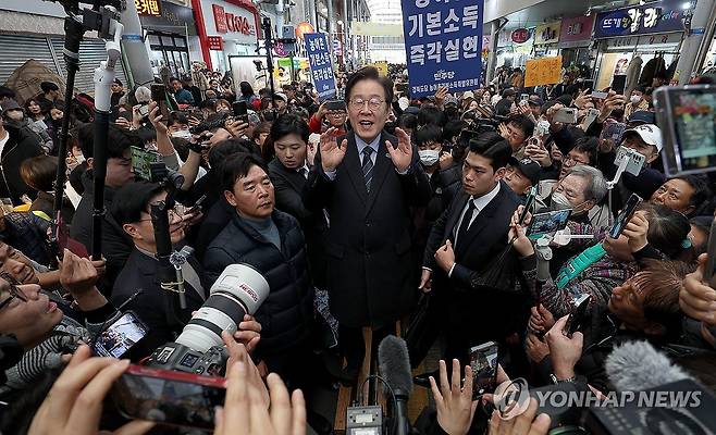 포항 죽도시장 찾은 이재명 대표 (포항=연합뉴스) 윤관식 기자 = 더불어민주당 이재명 대표가 1일 오후 경북 포항시 죽도시장을 찾아 시민들에게 인사하고 있다. 2024.12.1 psik@yna.co.kr