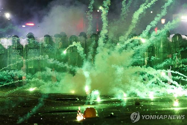 조지아 수도 트빌리시에서 시위를 진압중인 경찰 [AFP 연합뉴스 자료사진 재판매 및 DB 금지]