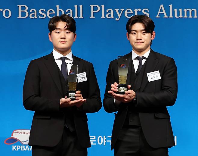 1일 오후 서울 강남구 청담동 한 호텔에서 열린 한국프로야구은퇴선수협회 은퇴선수의 날 시상식에서 ‘최고의 선수상’을 받은 KIA 김도영(오른쪽)과 ‘최고의 신인상’을 받은 두산 김택연이 기념촬영을 하고 있다. 사진 | 연합뉴스