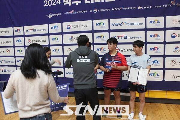 1일 충남 당진실내체육관에서 열린 2024 탁구 디비전리그 종합대회 시상식 모습. 당진=사진┃김태일 기자