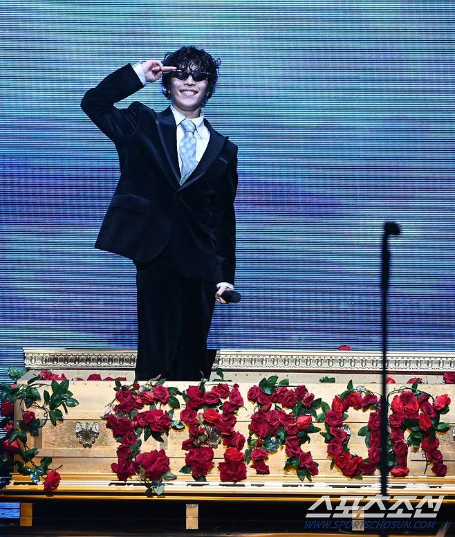 제45회 청룡영화상 시상식이 29일 여의도 KBS홀에서 열렸다. 이찬혁이 멋진 무대를 선보이고 있다. 허상욱 기자wook@sportschosun.com/2024.11.29/