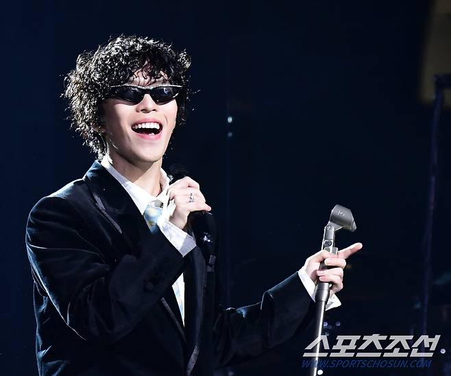 제45회 청룡영화상 시상식이 29일 여의도 KBS홀에서 열렸다. 축하무대를 선보이고 있는 이찬혁. 여의도=송정헌 기자songs@sportschosun.com/2024.11.29/