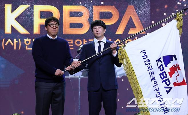 2024 리얼글러브 어워드가 1일 서울 용산구 한남동 그랜드하얏트 서울에서 열렸다. 전임 회장 김현수와 제13대 한국프로야구선수협회 회장 양현종이 기념촬영을 하고 있다. 박재만 기자 pjm@sportschosun.com/2024.12.01/