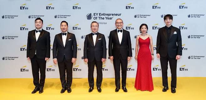 마스터 부문 김창수 F&F 회장(왼쪽부터), 패밀리 비즈니스 부문 백정호 동성케미컬 회장, 백진우 동성케미컬 대표, 여성 기업가 부문 박은경 세코닉스 대표, 라이징 스타 부문 김병훈 에이피알 대표, 소셜 임팩트 부문 노순호 동구밭 대표. EY한영 제공.