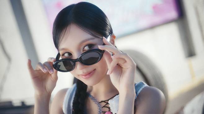 트와이스 신곡 신곡 ‘Strategy’ MV 티저 썸네일 이미지 (제공: JYP엔터테인먼트)