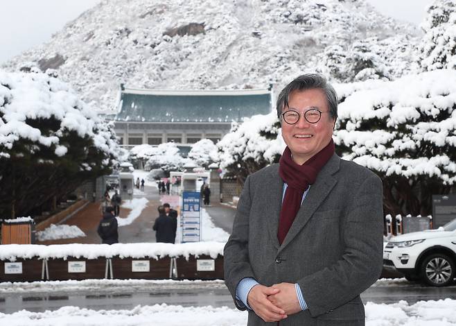 지난 27일 함박눈으로 절경을 이룬 청와대 앞에서 만난 김형기 경북대 명예교수는 "초특급 경제위기에 직면한 대한민국에 불가능을 가능으로 만들었던 '박정희 정신'이 절실하다"고 말했다. 그가 추진단장으로 있는 '박정희 대통령 동상 건립 추진위원회'는 12월 5일 안동 경북도청 앞 천년숲에서 제막식을 갖는다. /전기병 기자