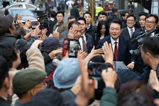 윤석열 대통령이 2일 충남 공주시 공주산성시장을 찾아 시민들에게 인사를 하고 있다. /대통령실