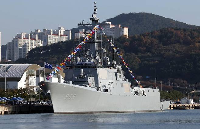 대한민국 해군의 첫 8200t급 이지스구축함인 '정조대왕함'(DDG995·8200t급) 취역식이 2일 부산 남구 해군작전사령부 부산작전기지에서 열리고 있다. 길이 170m, 폭 21m, 최고속력 시속 55.5㎞ 이상인 정조대왕함은 탄도미사일에 대한 탐지·추적은 물론 요격까지 가능하다. 이 함정은 전력화과정을 거쳐 내년 연말 실전에 배치될 예정이다. 사진=뉴시스