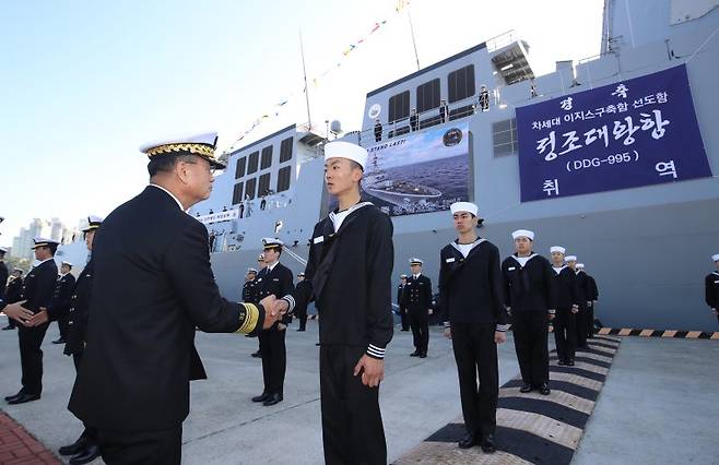 2일 오전 부산 남구 해군작전사령부 부산작전기지에서 열린 해군 최신예 이지스구축함 '정조대왕함'(DDG-995) 취역식에서 황선우 해군작전사령관이 장병과 악수하고 있다. 해군의 첫 8200톤급 이지스구축함인서 '정조대왕함'은 최신 이지스 전투체계를 탑재해 탄도미사일에 대한 탐지와 추적뿐만 아니라 요격 능력까지 보유해 '해상기반 기동형 3축 체계'의 핵심전력으로 활약할 예정이다. 정조대왕함은 길이 170m, 폭 21m, 최고속력은 30노트 이상(시속 55.5km)으로 2025년부터 도입 예정인 MH-60R(시호크) 해상작전헬기를 탑재해 운용할 수 있다. 사진=뉴스1