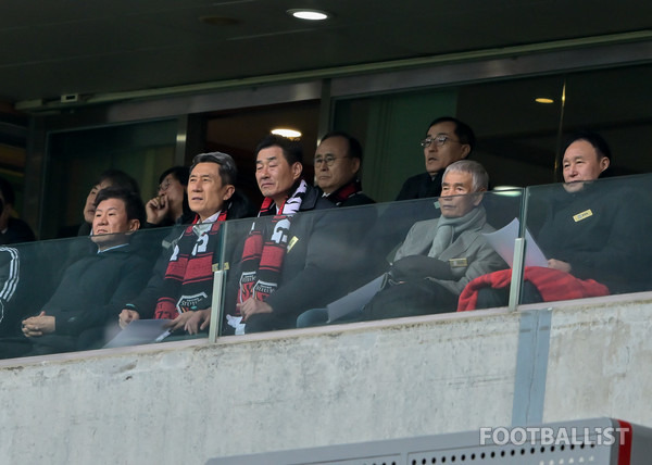 정몽규 대한축구협회장(왼쪽 끝)과 허정무 전 대전하나시티즌 이사장(오른쪽 끝). 서형권 기자