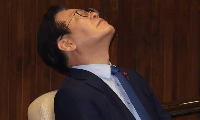 이재명 더불어민주당 대표가 2일 서울 여의도 국회에서 열린 본회의에서 잠시 눈을 감고 있다. 신소영 기자 viator@hani.co.kr