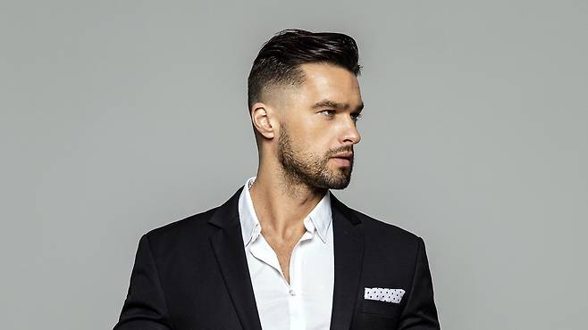 스킨 페이드 컷을 자주 하면 두피에 헤어기기가 닿아 지루성 피부염이 생길 수 있다. 사진은 스킨 페이드 컷을 한 남성의 모습이다./사진=게티이미지뱅크