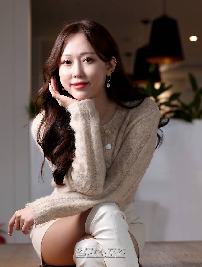 트롯가수 초선이 26일 오전 서울 순화동 KG타워에서 진행된 일간스포츠와의 인터뷰에 앞서 포즈를 취하고 있다. 김민규 기자 mgkim1@edaily.co.kr /2024.11.26/