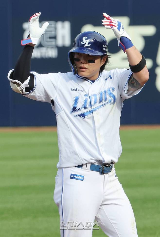 2024 프로야구 KBO 포스트시즌 삼성라이온즈와 KIA타이거즈의 한국시리즈(KS) 4차전 경기가 26일 오후 대구 삼성라이온즈파크에서 열렸다. 1회말 1사 류지혁이 안타로 출루한 후 세리머니를 하고 있다. 대구=김민규 기자 mgkim1@edaily.co.kr /2024.10.26/